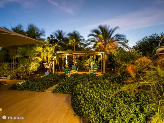 Ambiance du soir dans le jardin magnifiquement éclairé